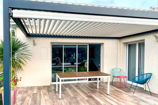 Photo #4 of Guided Vertical Screen Blind